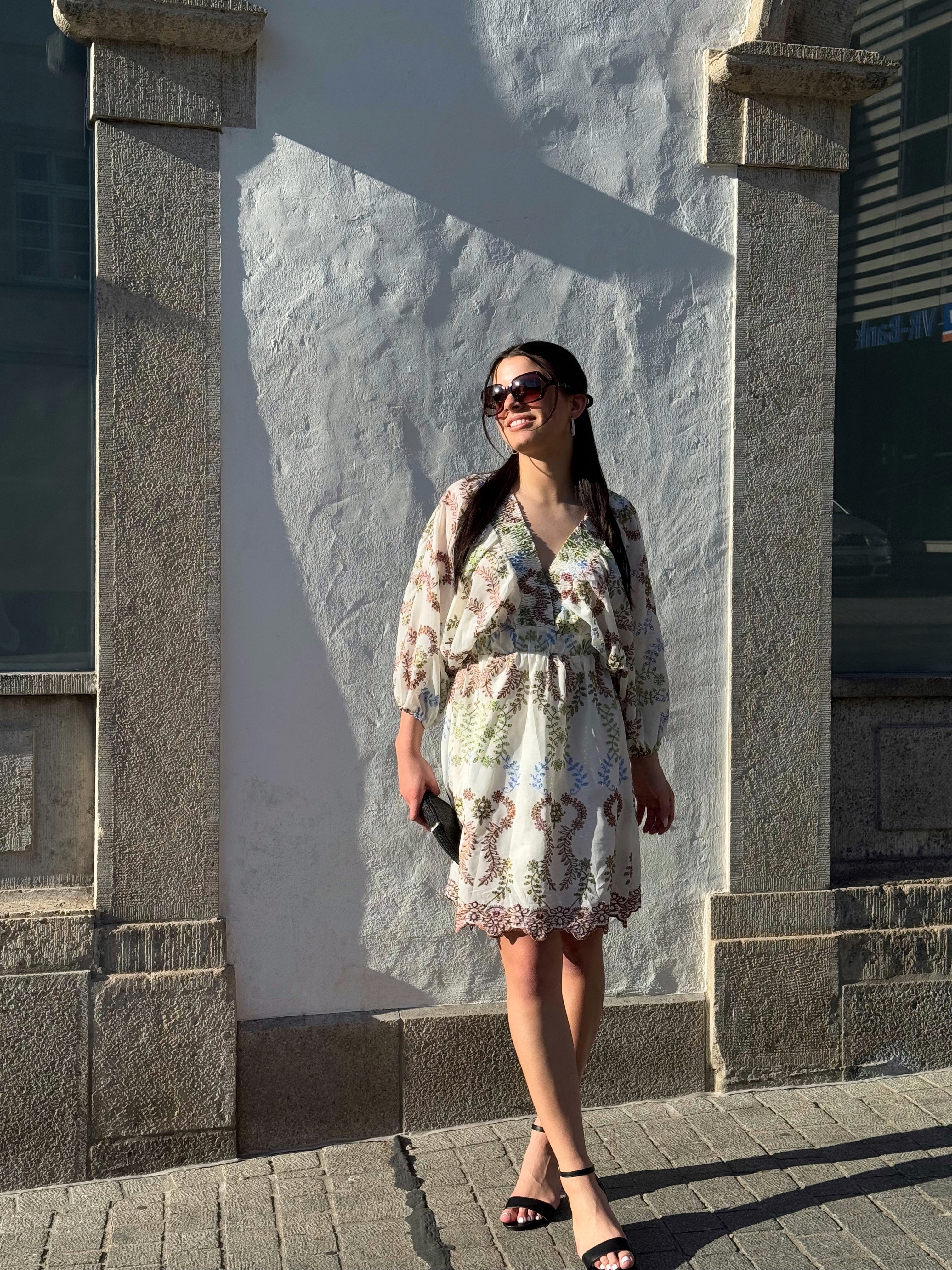 Sommerkleid mit Stickerei und V-Ausschnitt in Naturtönen