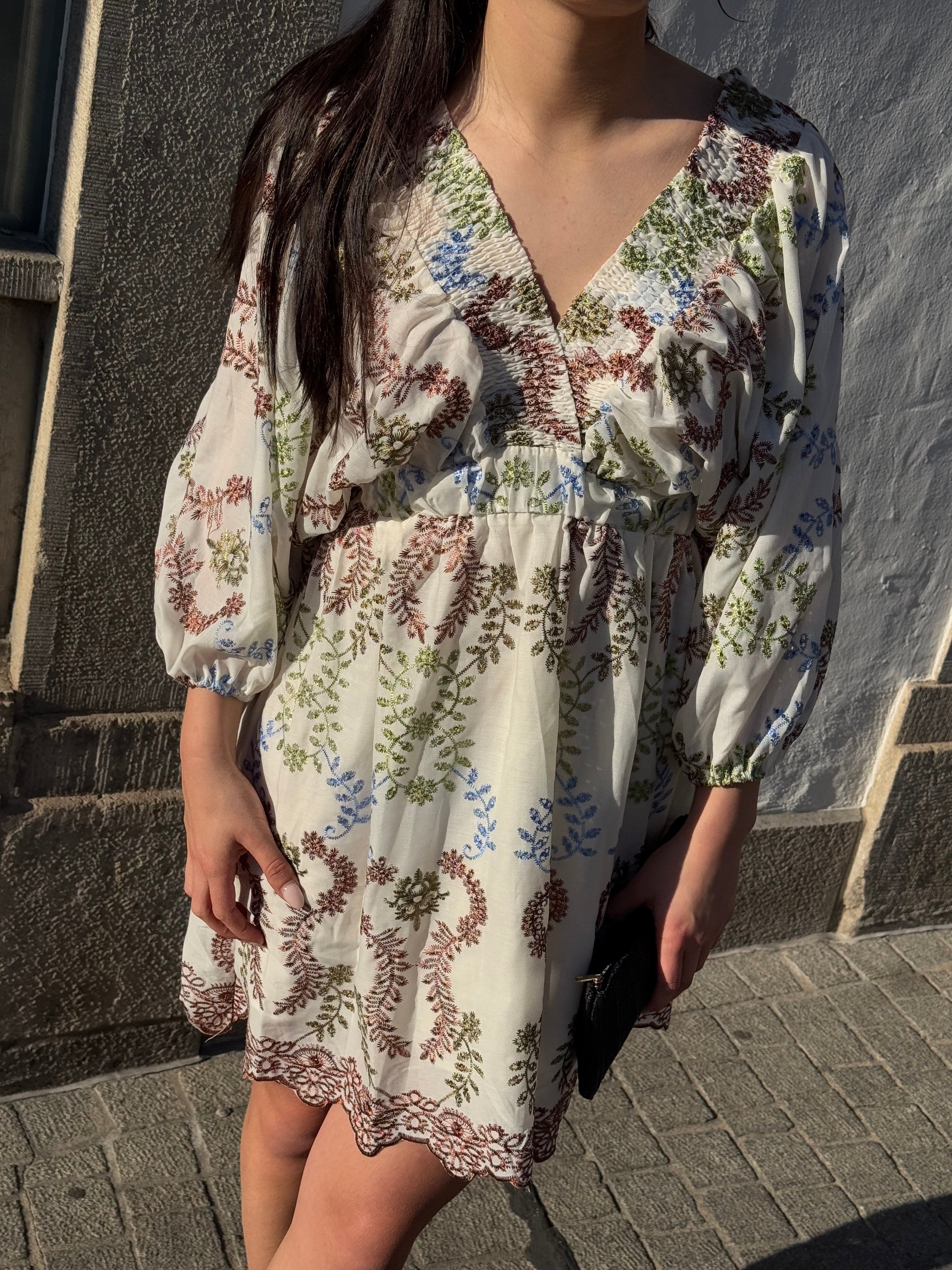 Romantisches Kleid mit Lochstickerei und floralen Details