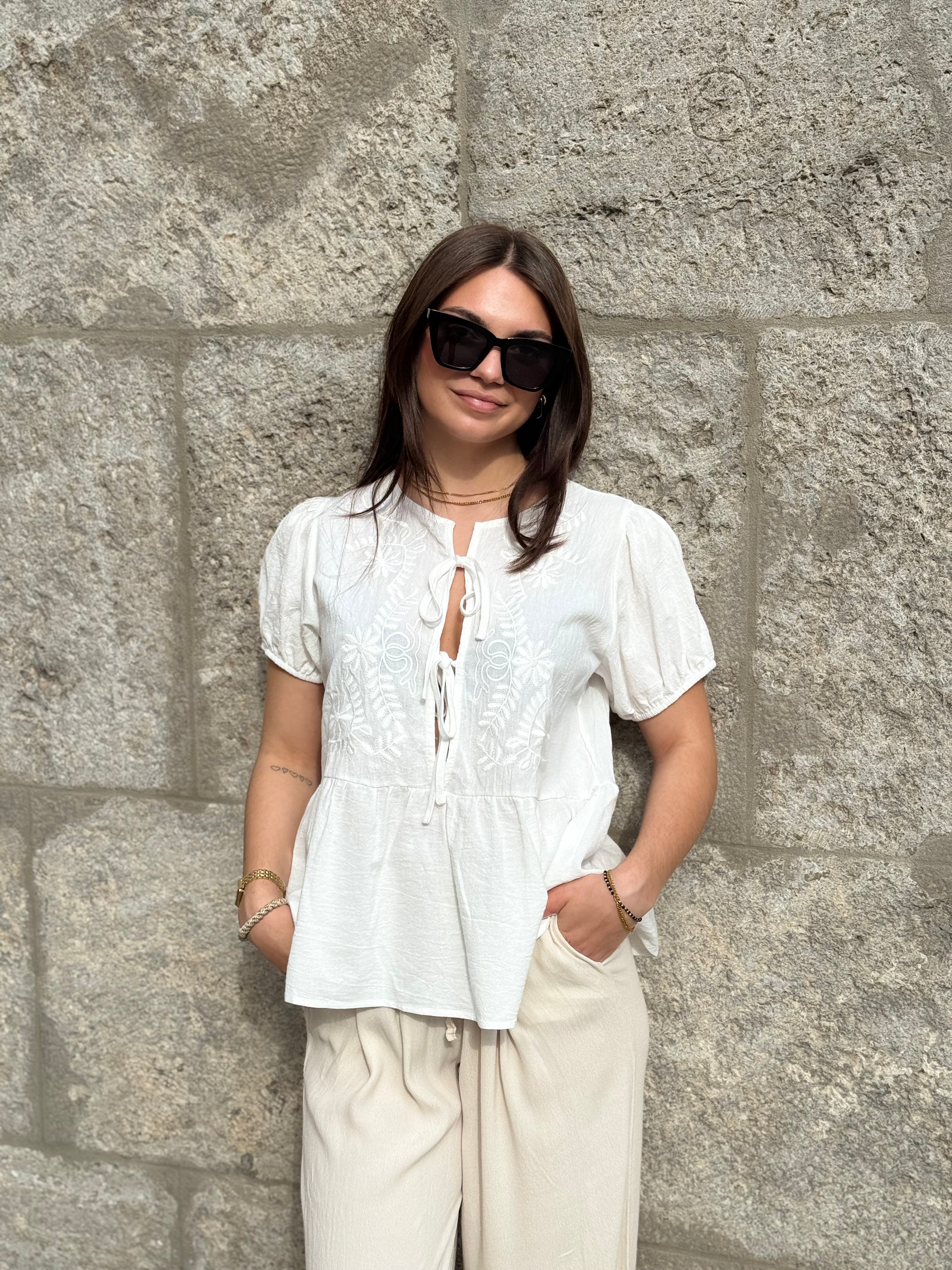 Feminine Bluse in Weiß mit zarten Details und luftigem Schnitt