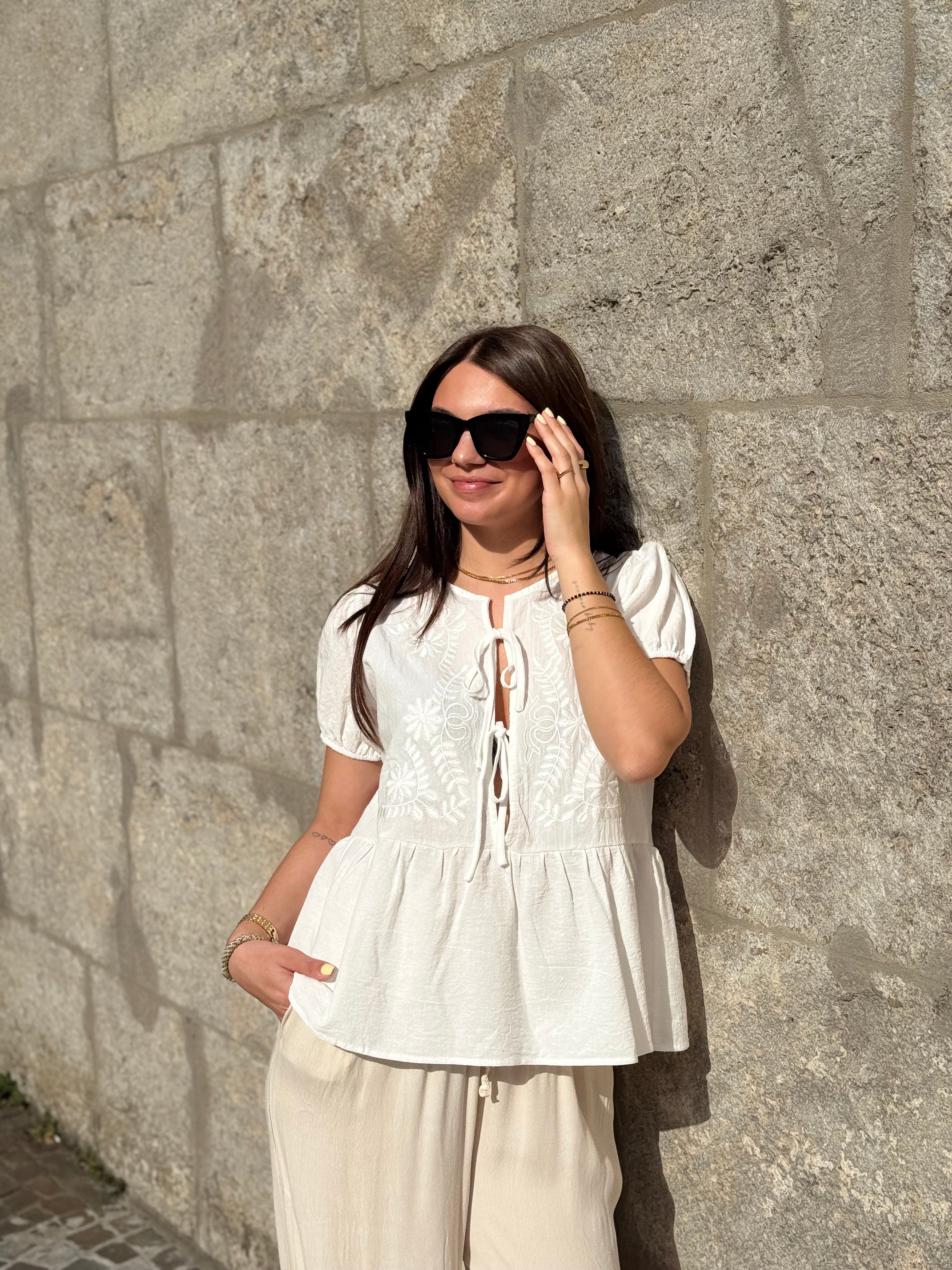 Sommerliche Baumwollbluse mit Volant und kurzen Ärmeln