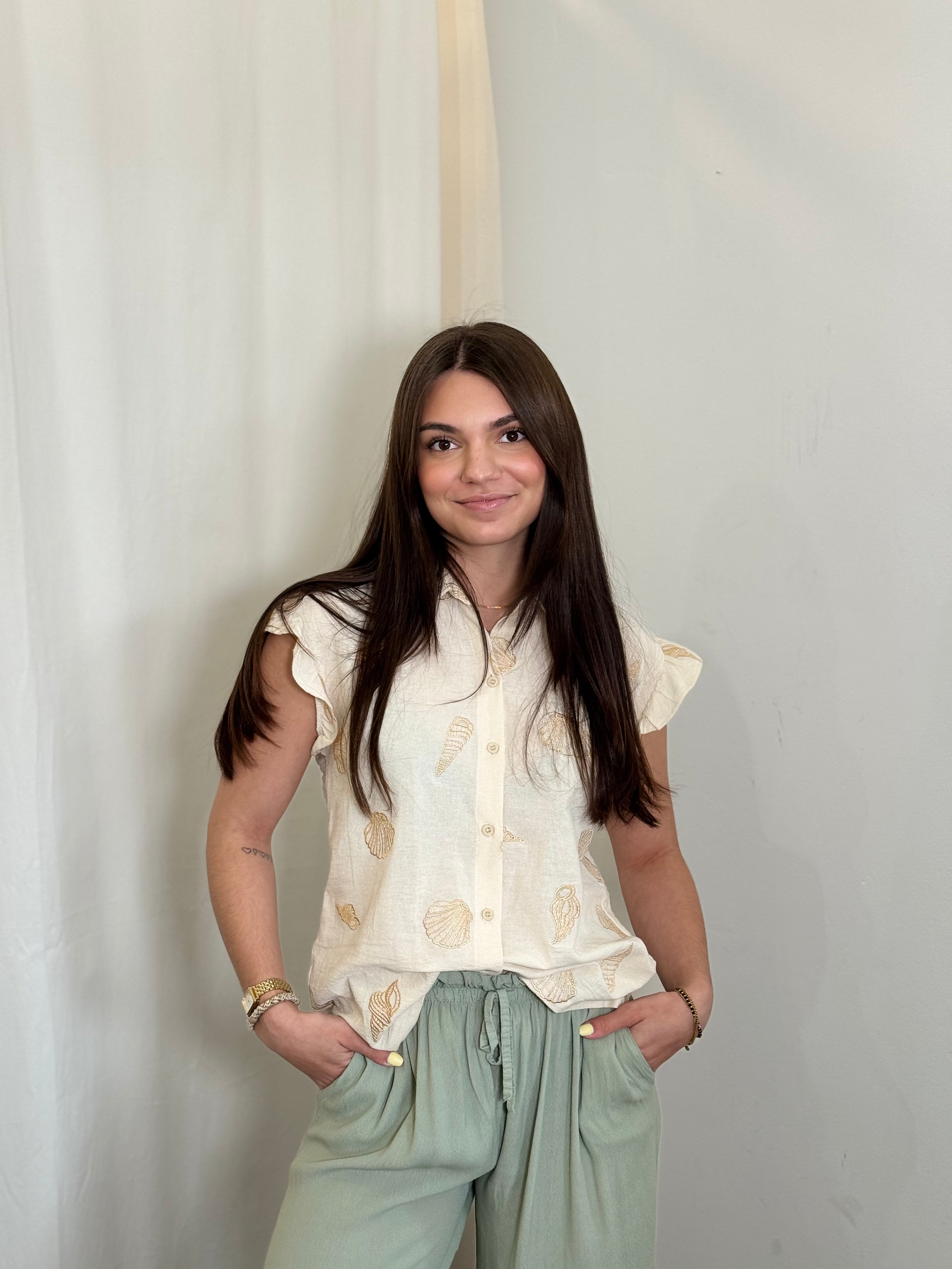 Cremefarbene Bluse mit goldener Stickerei und Volantärmeln