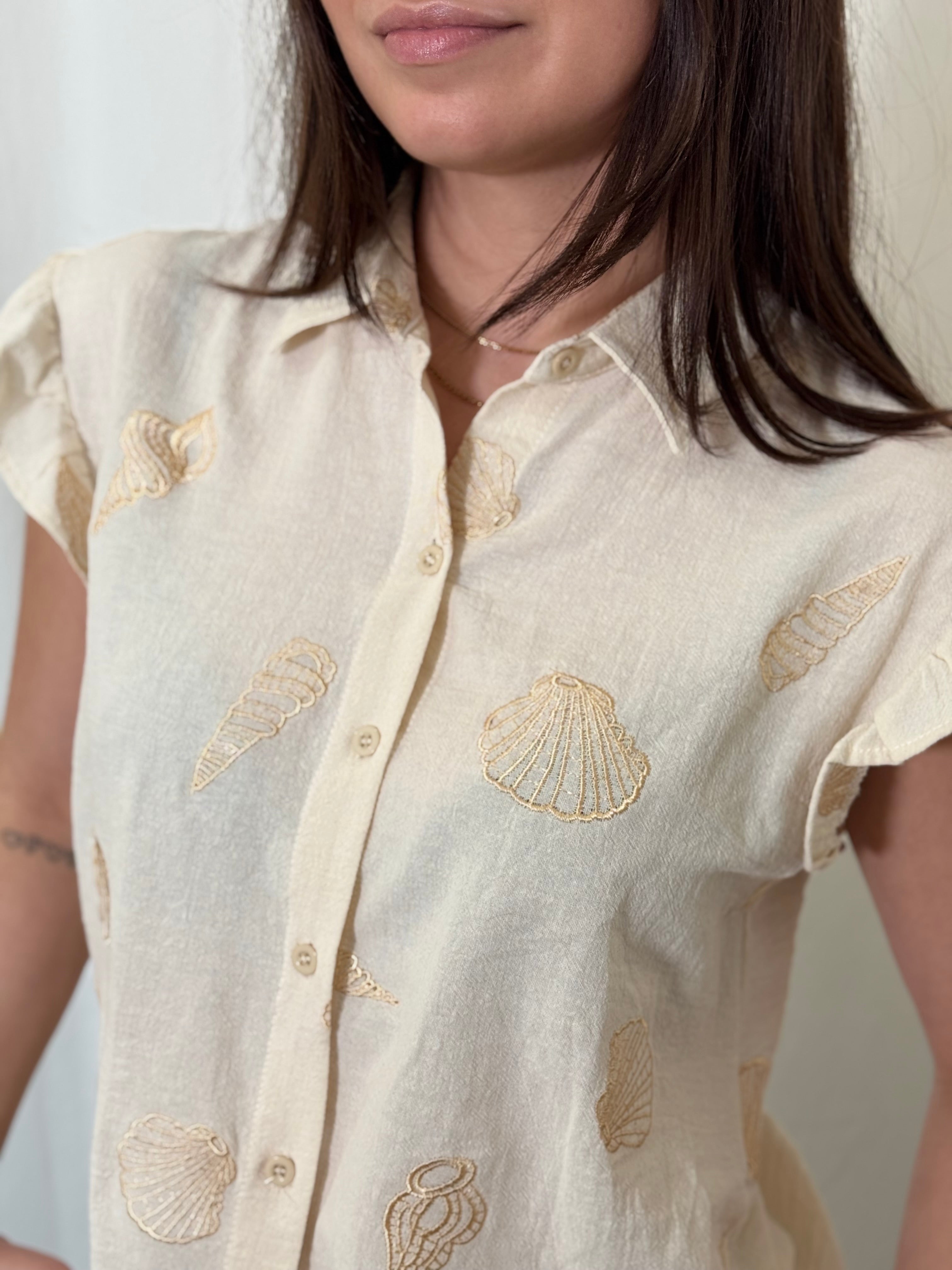 Sommerbluse in Creme mit zarten Stickereien aus Goldgarn