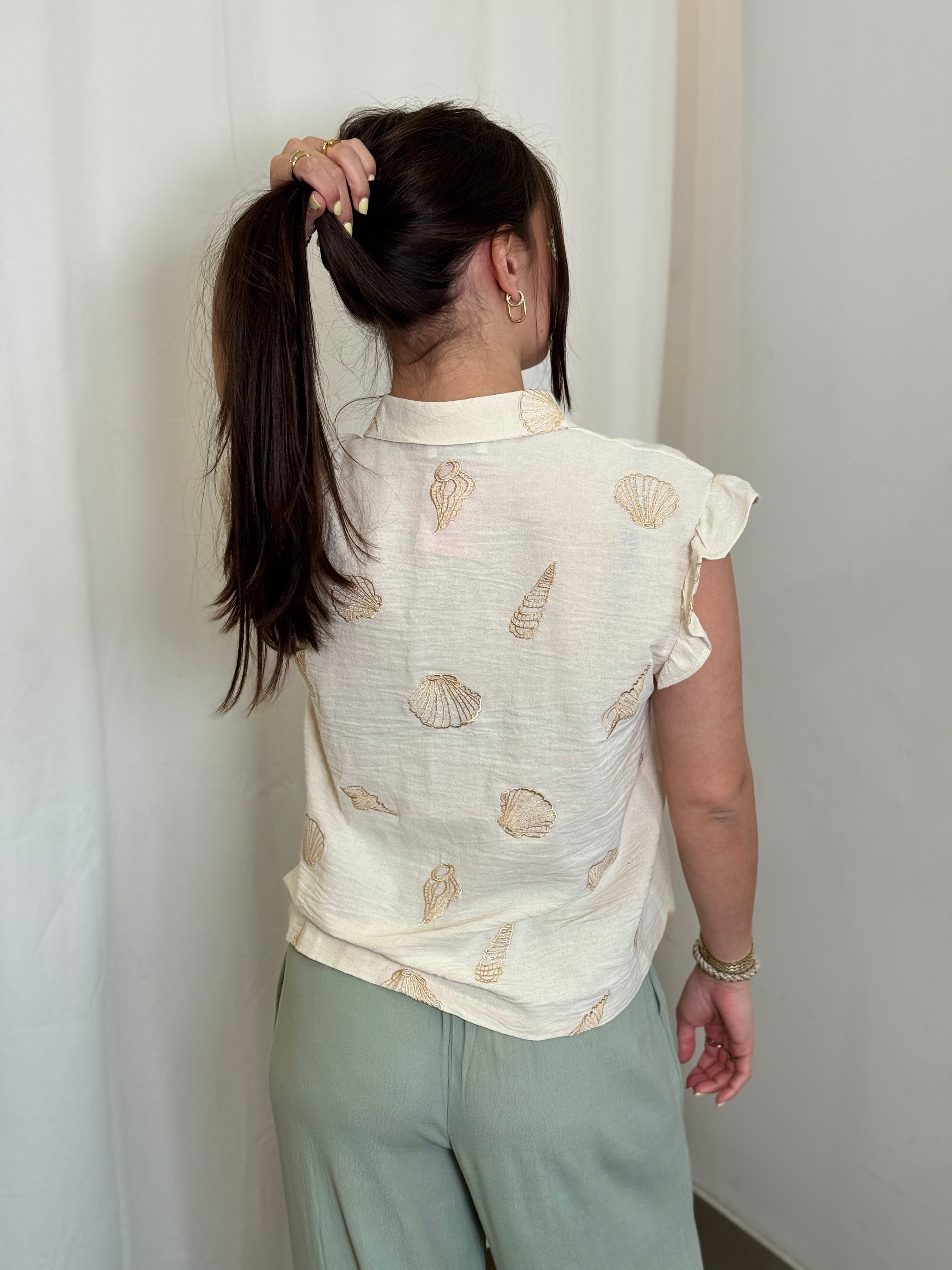 Rückenansicht Sommerbluse in Creme mit zarten Stickereien aus Goldgarn