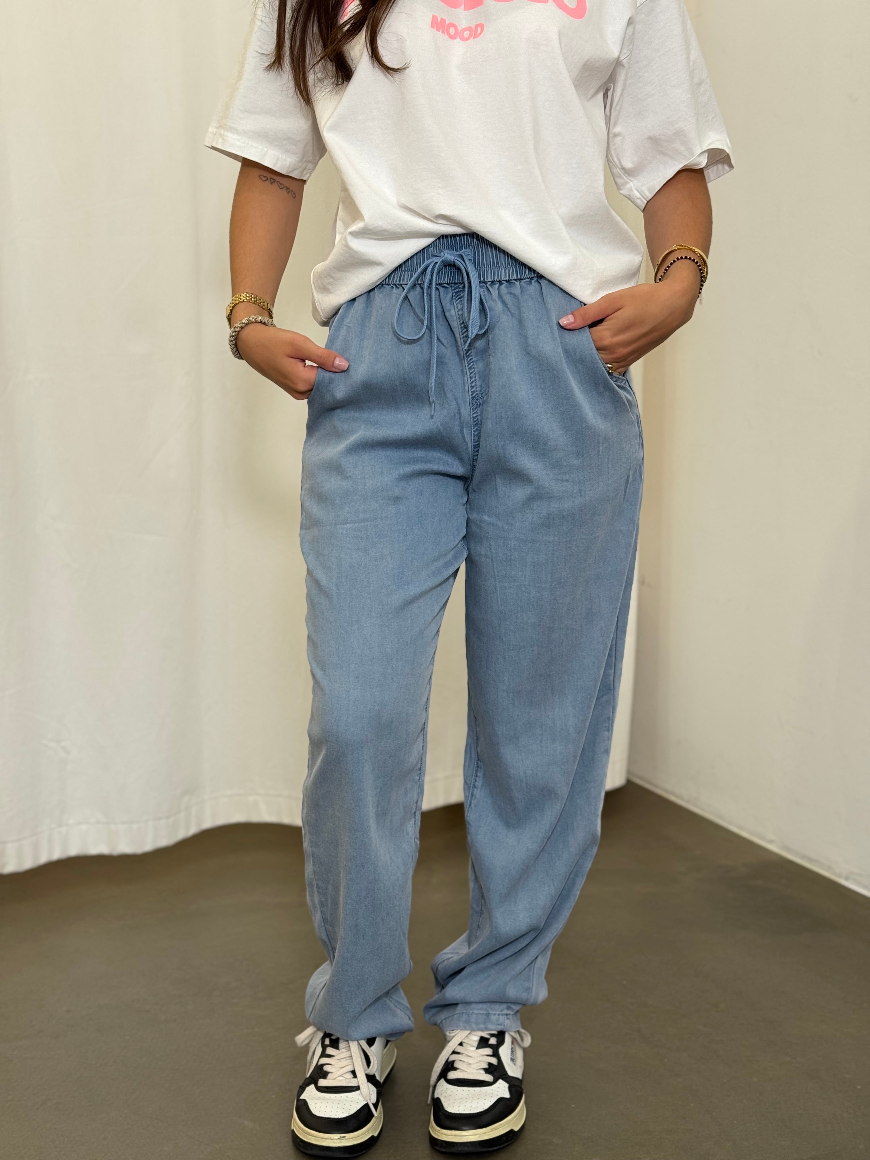 Hellblaue O-Shape Hose mit Gummibund und lockerer Passform