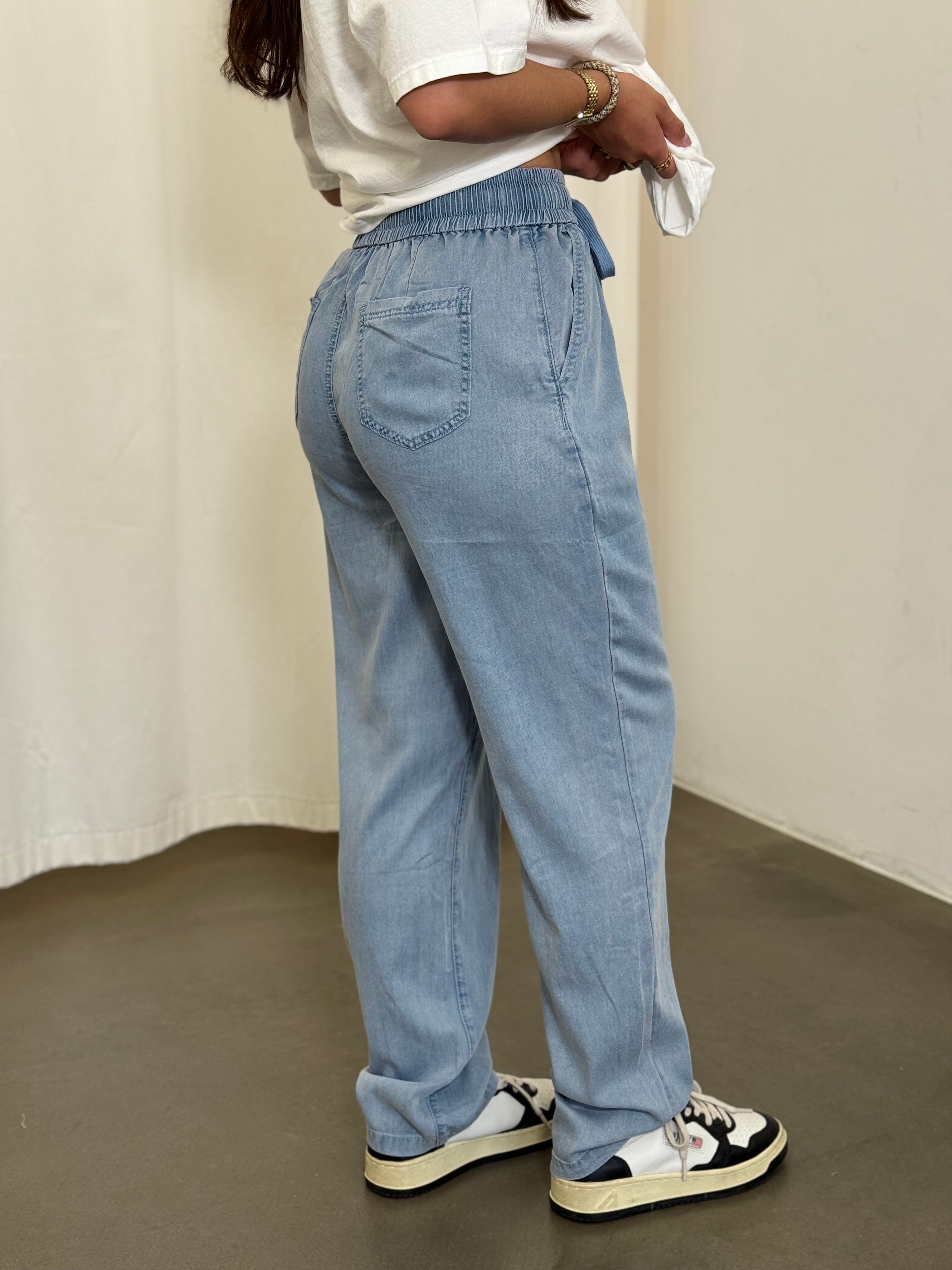 Stylischer O-Shape Look mit hellblauer Hose und Sneakern