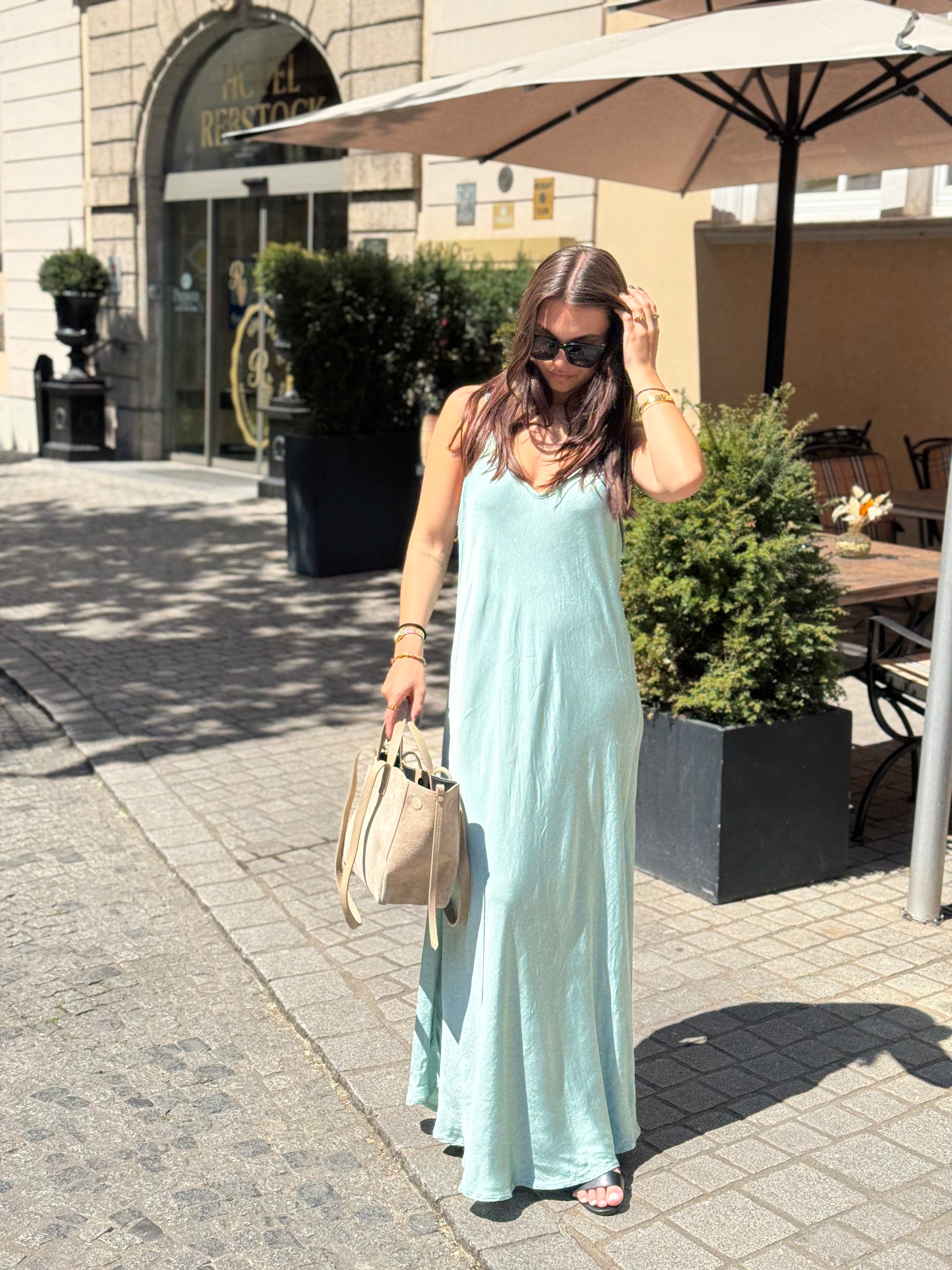 Slipdress in Aqua mit Spaghettiträgern – luftiges Sommerkleid