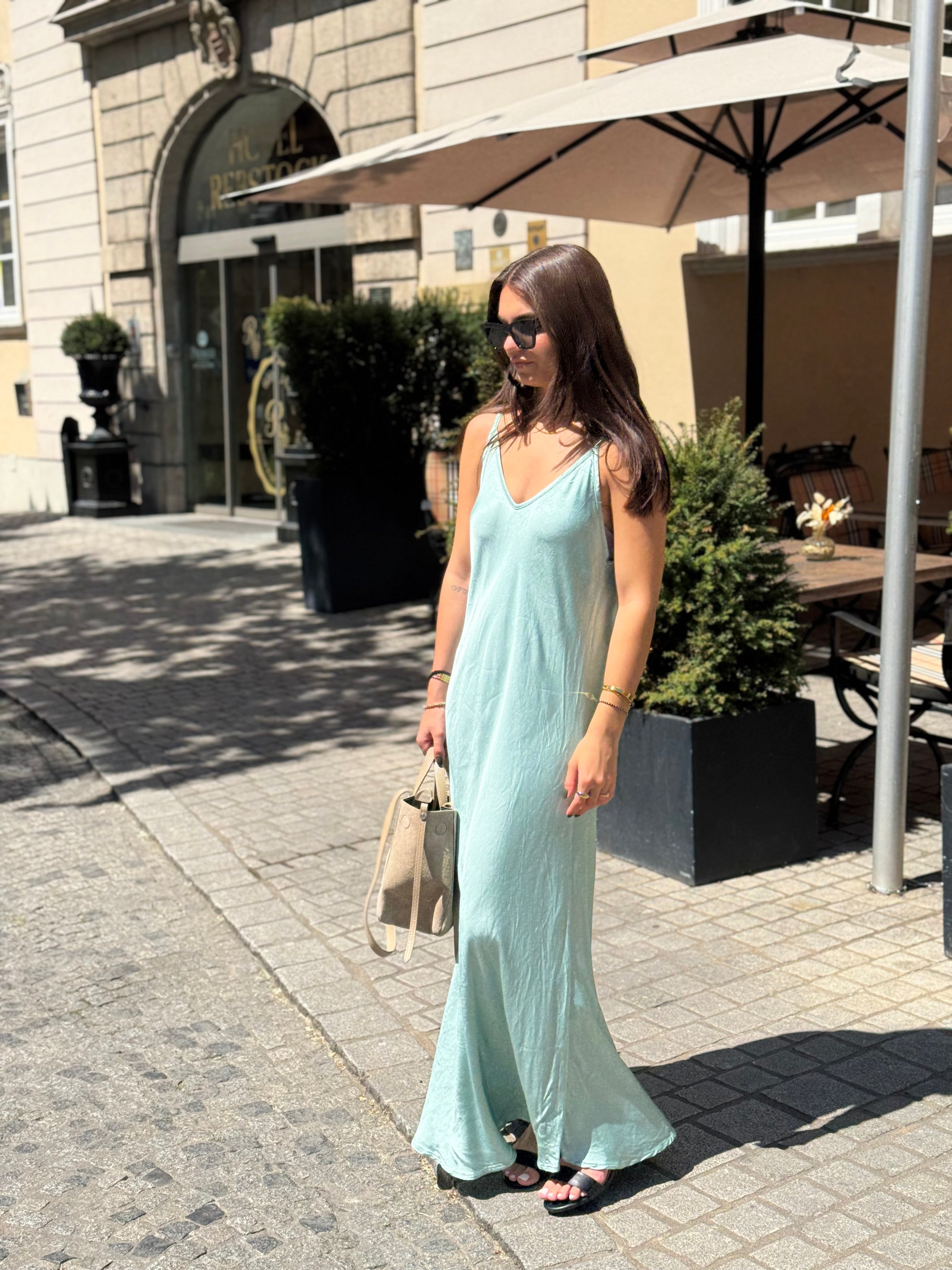 Trägerkleid in Aqua – 100 % Viskose, ideal für heiße Tage