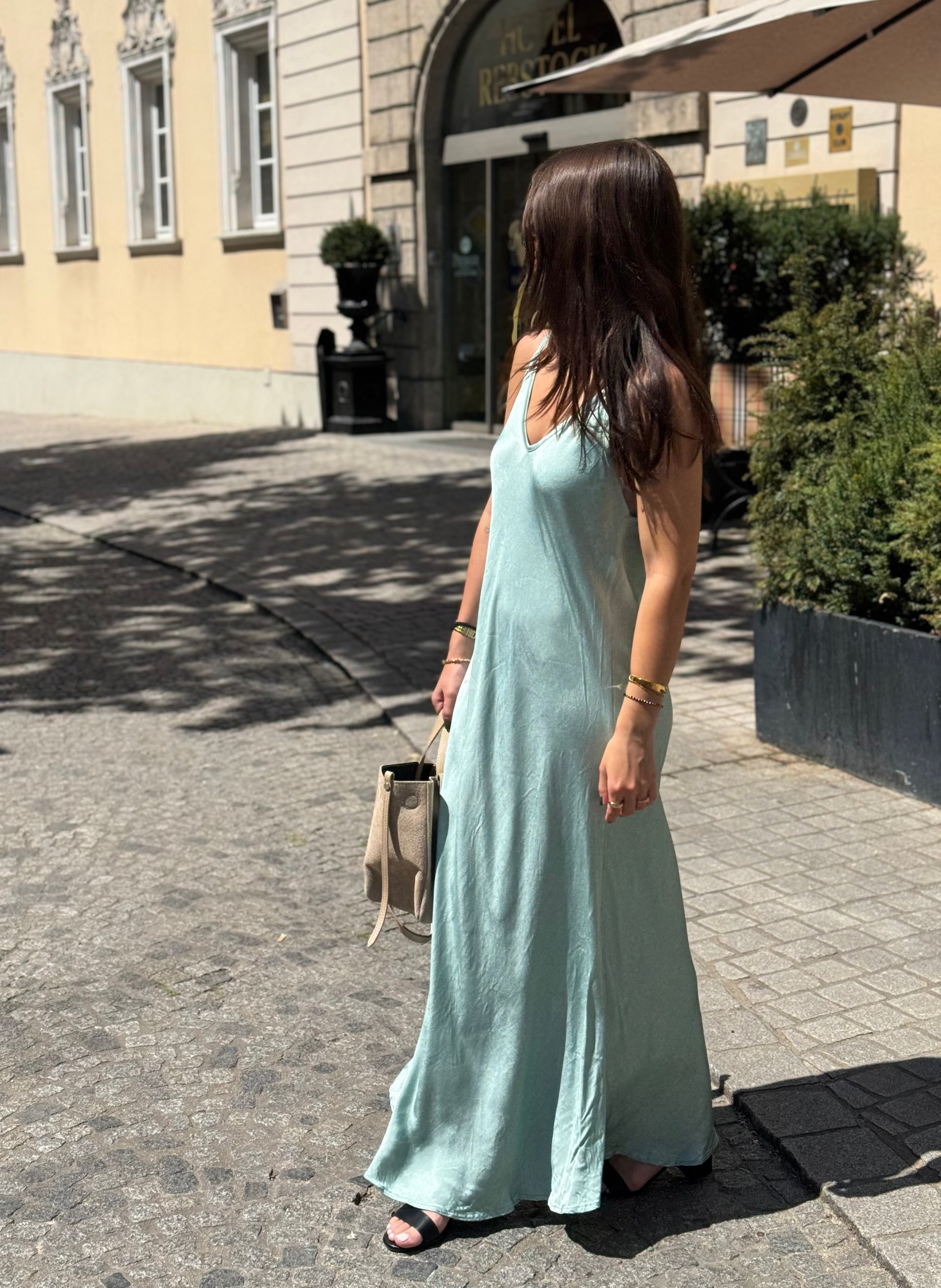Locker fallendes Slipdress mit fließender Silhouette in Pastell