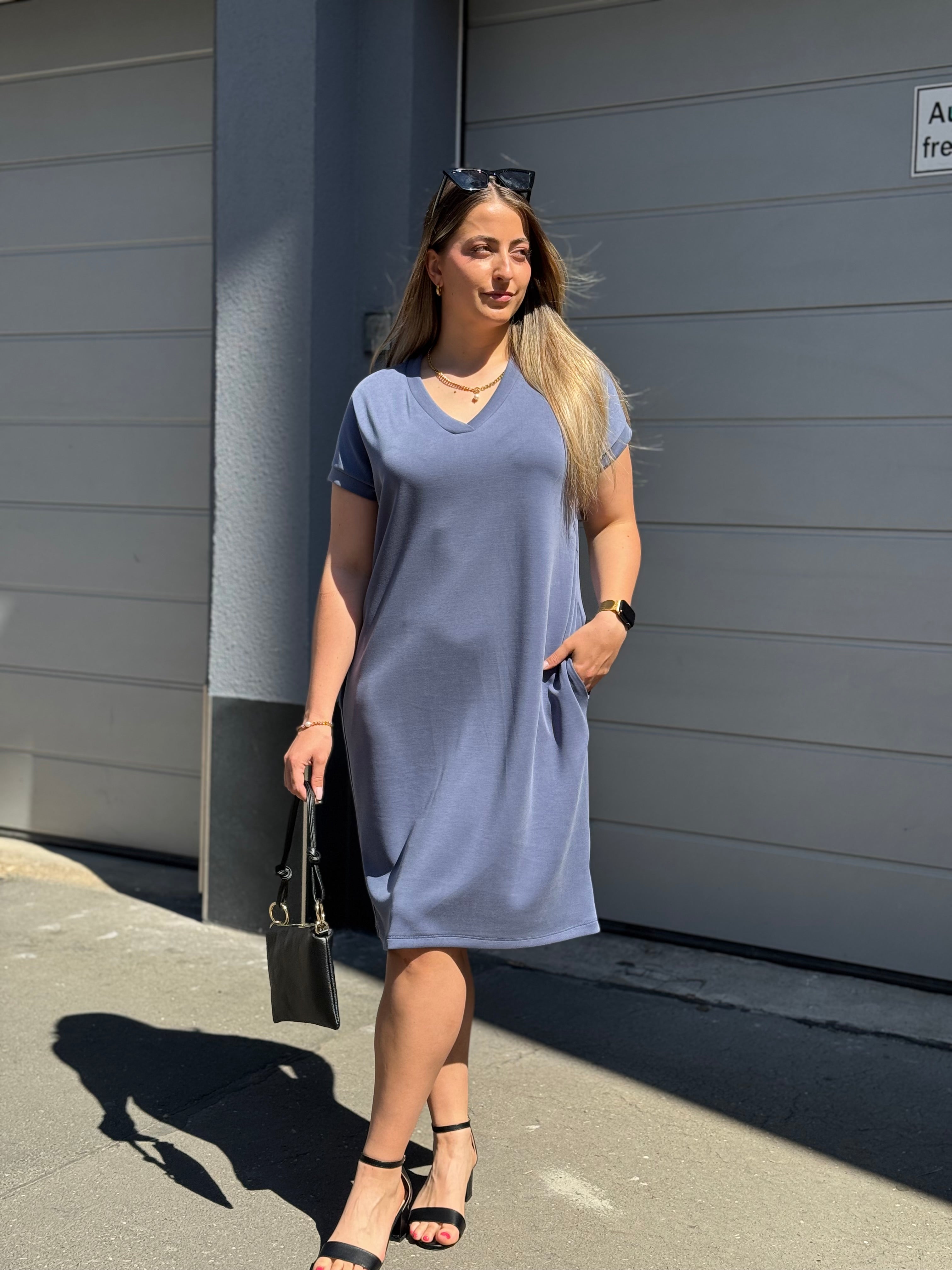 V-Ausschnitt Kleid in Jeansblau mit kurzen Ärmeln und Taschen