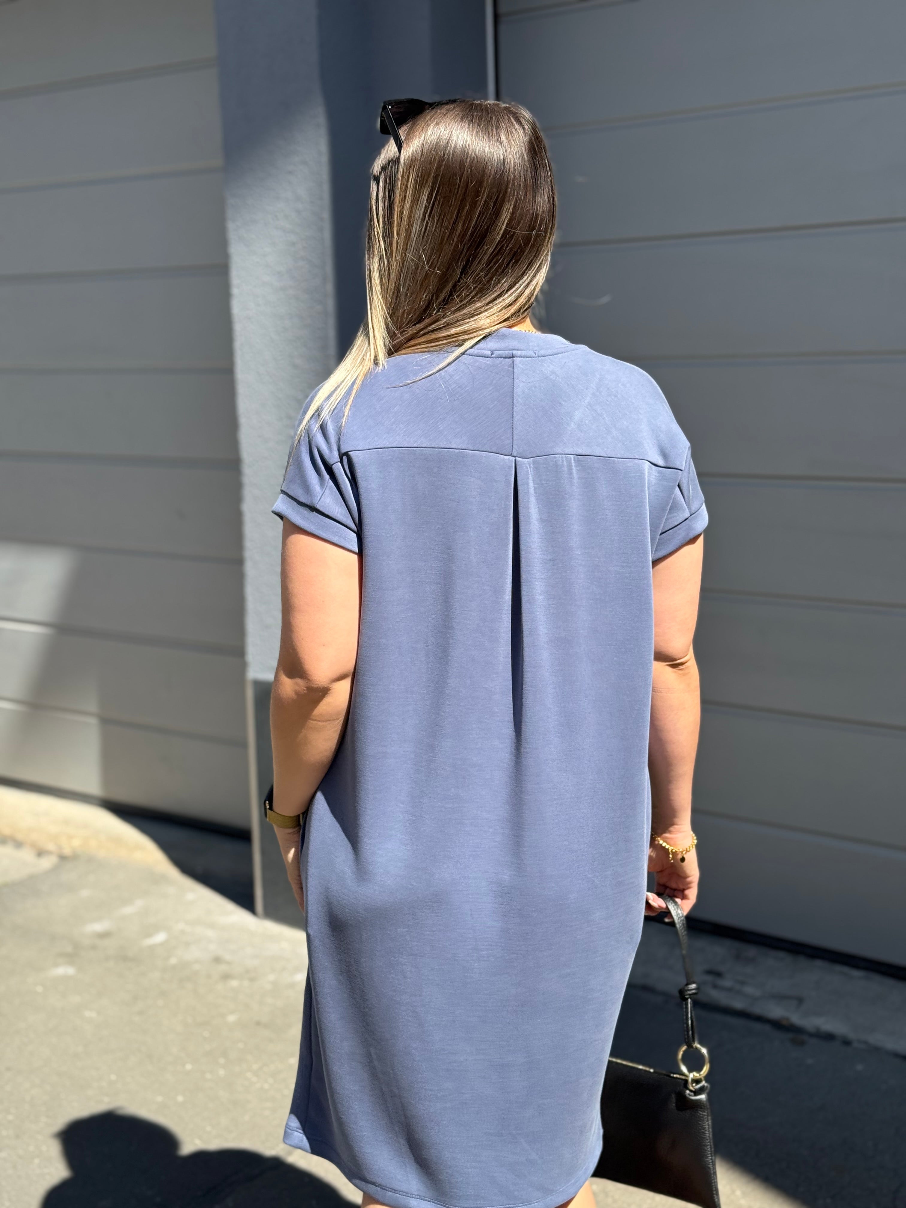Sommerkleid mit V-Neck und Taschen in Blau – Einheitsgröße