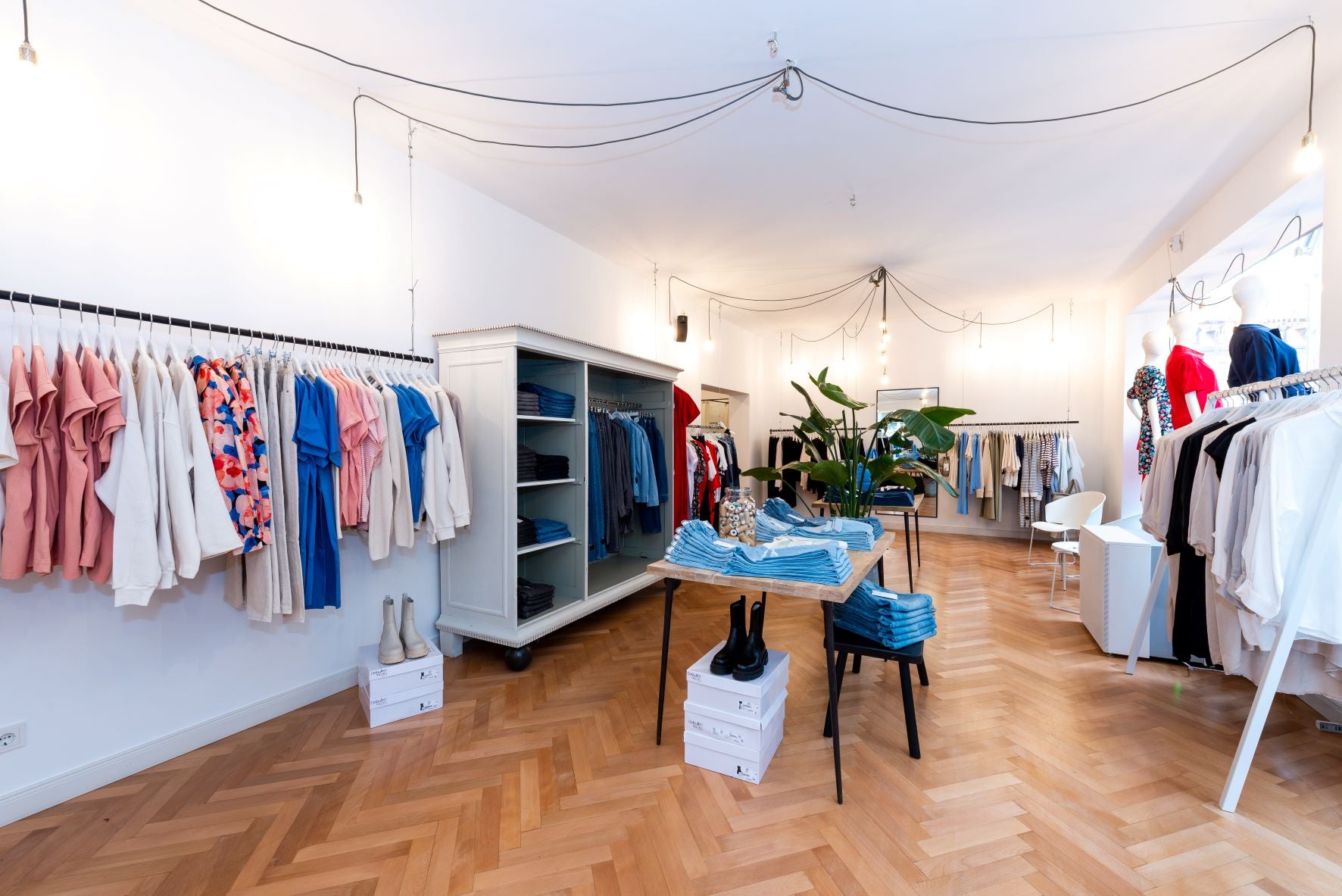 Frauen Fashion Store in Würzburg die Frauensache - Damenstore in Würzburg, Boutique in Würzburg Innenansicht mit vielen Klamotten