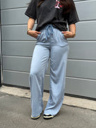 Weite hellblaue Hose mit Gummibund und fließendem Schnitt