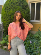 Shirt aus Viskose-Seide-Mix mit kurzem Arm & Leo-Muster in Koralle