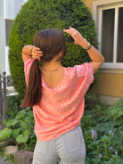 Lockeres T-Shirt mit Rundhalsausschnitt & Leoprint – elegant & verspielt