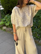 Kurzarmshirt mit Rundhalsausschnitt & fließender Passform – Beige Leo