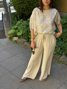 Shirt mit Leo-Print in neutralem Beigeton – ideal für Everyday Looks