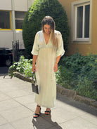 Luftiges Sommerkleid in Pastellgrün – Halbarm & fließender Stoff