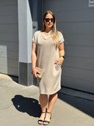 Sommerkleid für Damen mit Taschen in beigem Look